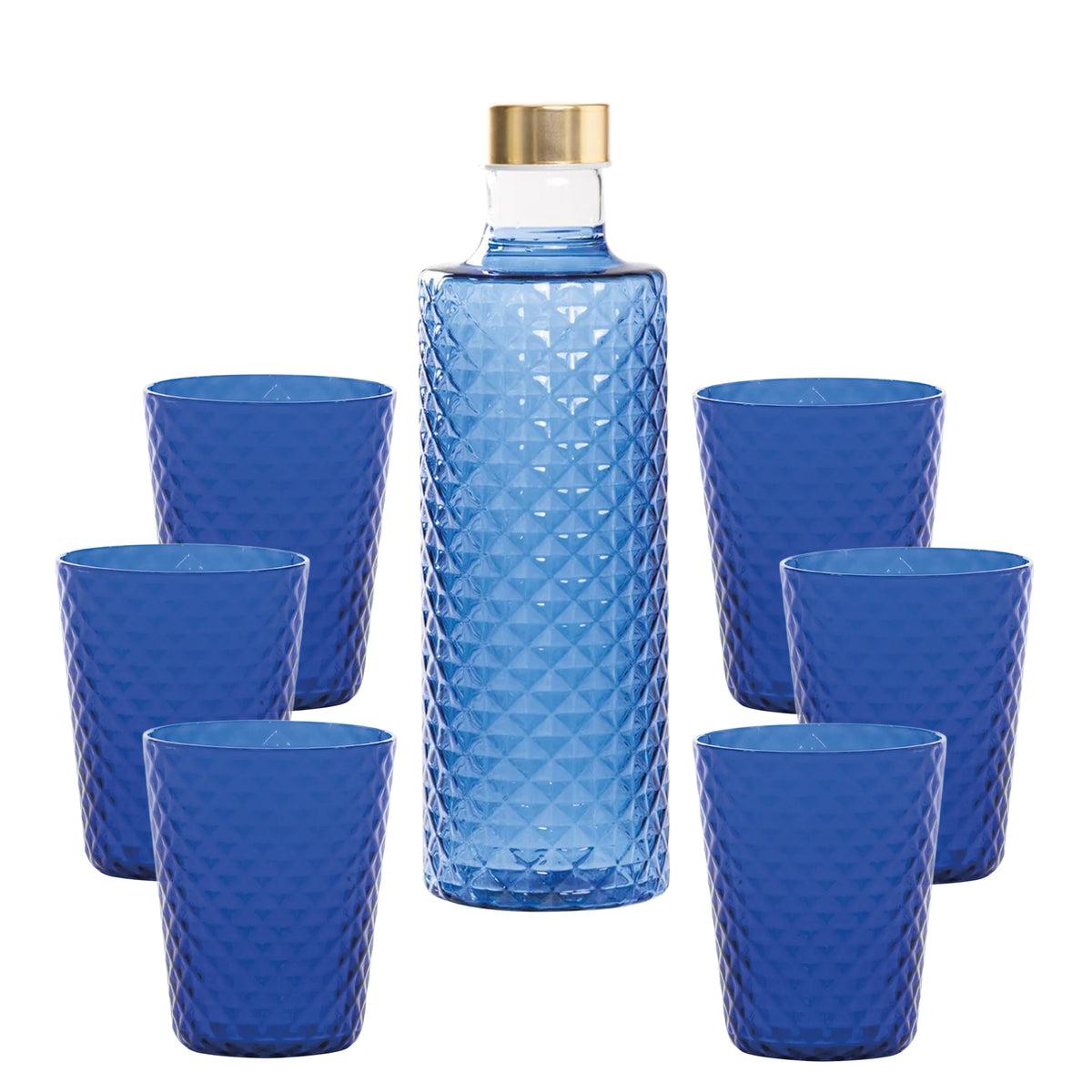 Botella transparente con tapón dorado, rodeada de seis copas azules cilíndricas con motivo geométrico.