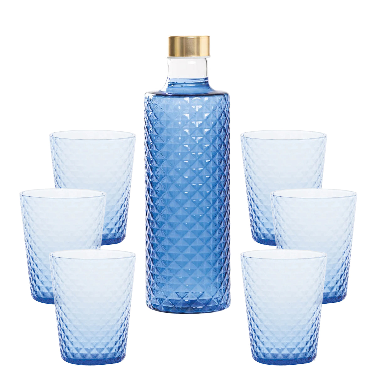 Botella azul de vidrio con tapón dorado y seis copas a juego, todas con superficie de rombos.