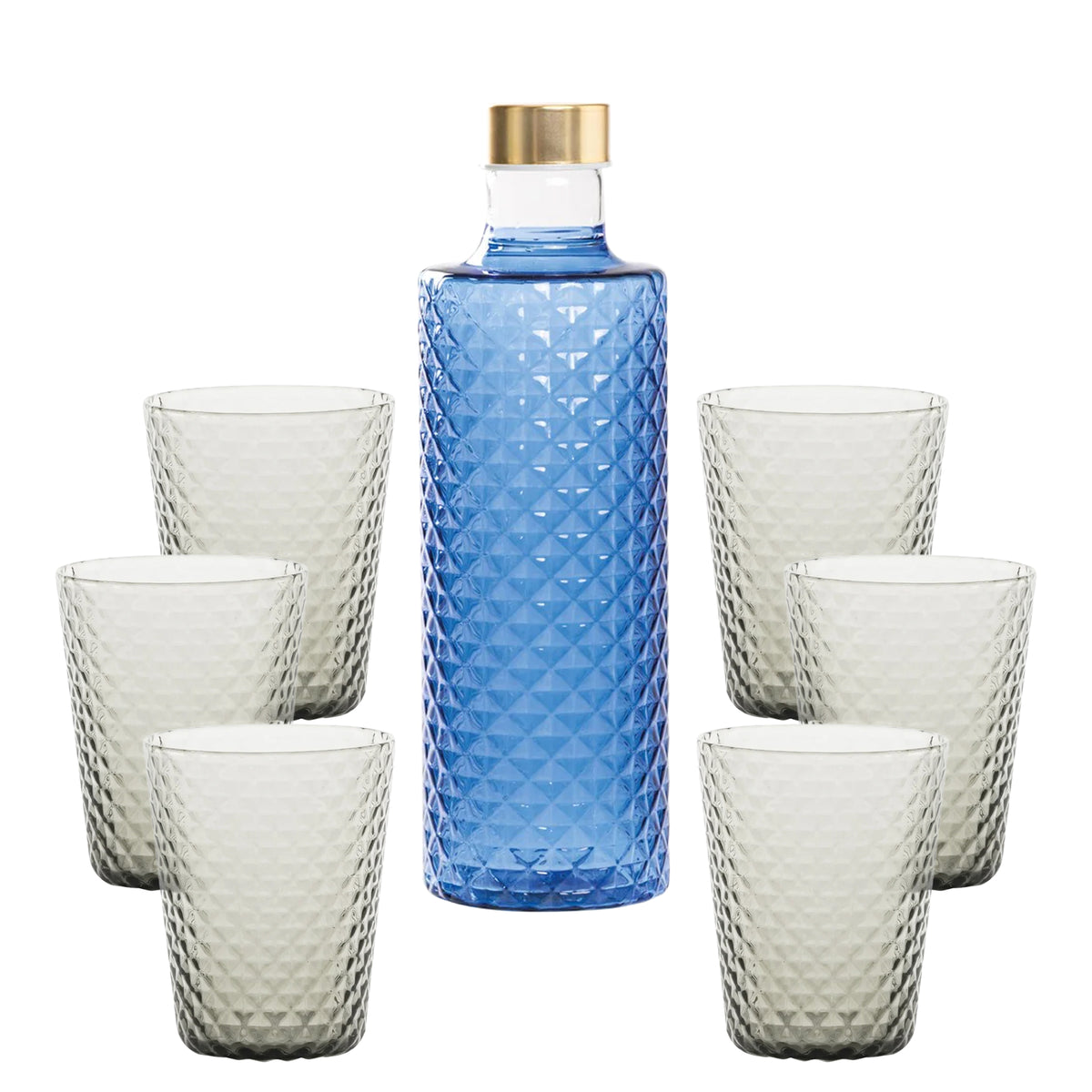 Garrafa de vidrio azul con diseño de rombos, rodeada de seis vasos transparentes, también con el mismo acabado.