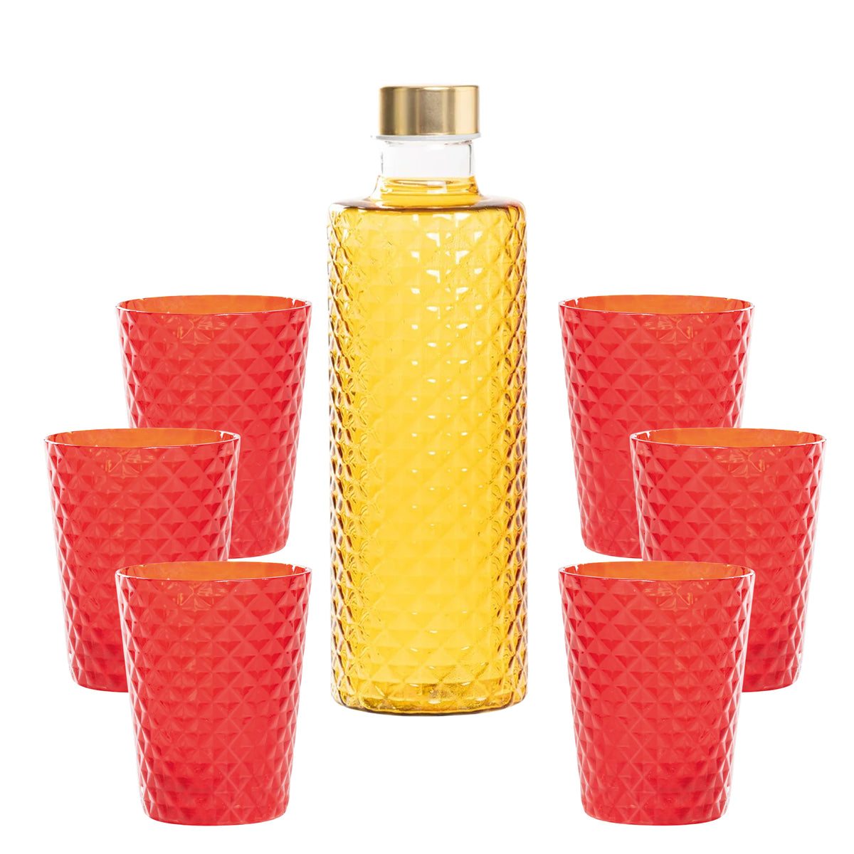 Botella transparente con líquido amarillo, rodeada de seis copas rojas en forma de copa, decoradas con un motivo geométrico.