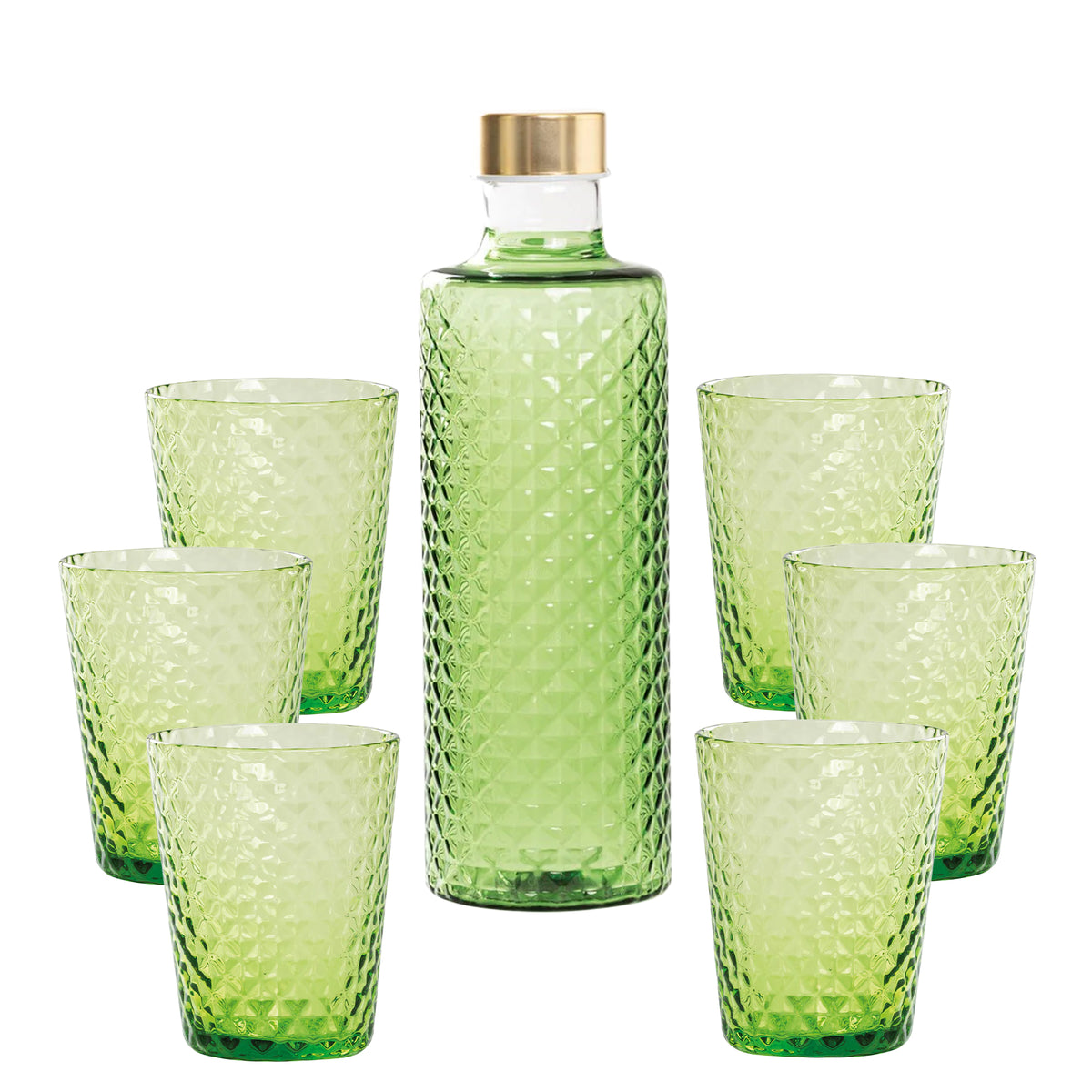 Botella verde con tapón dorado y seis copas ricamente decoradas, todas de vidrio transparente.