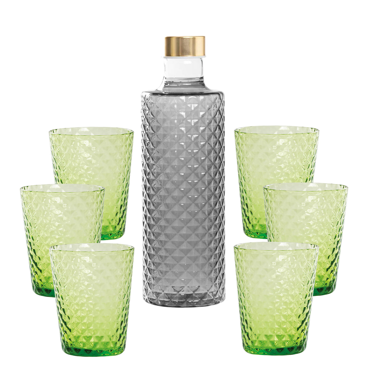 Botella transparente con tapón dorado y seis copas verdes translúcidas, decoradas con rombos, sobre fondo blanco.