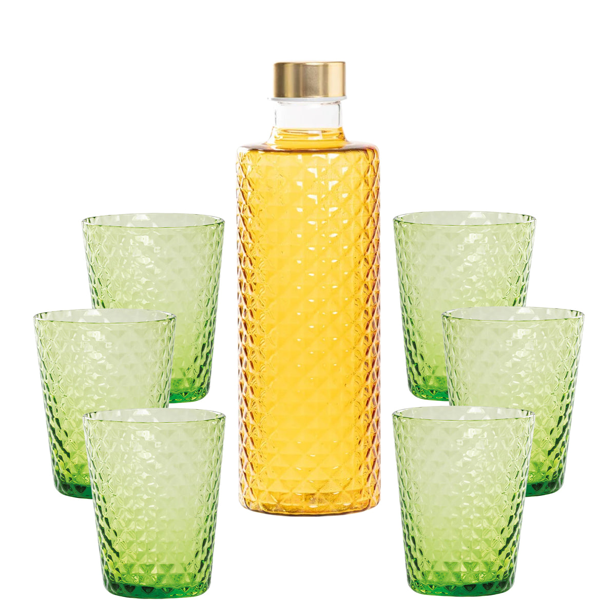 Botella cilíndrica de vidrio transparente con tapón dorado, rodeada de seis copas verde claro.