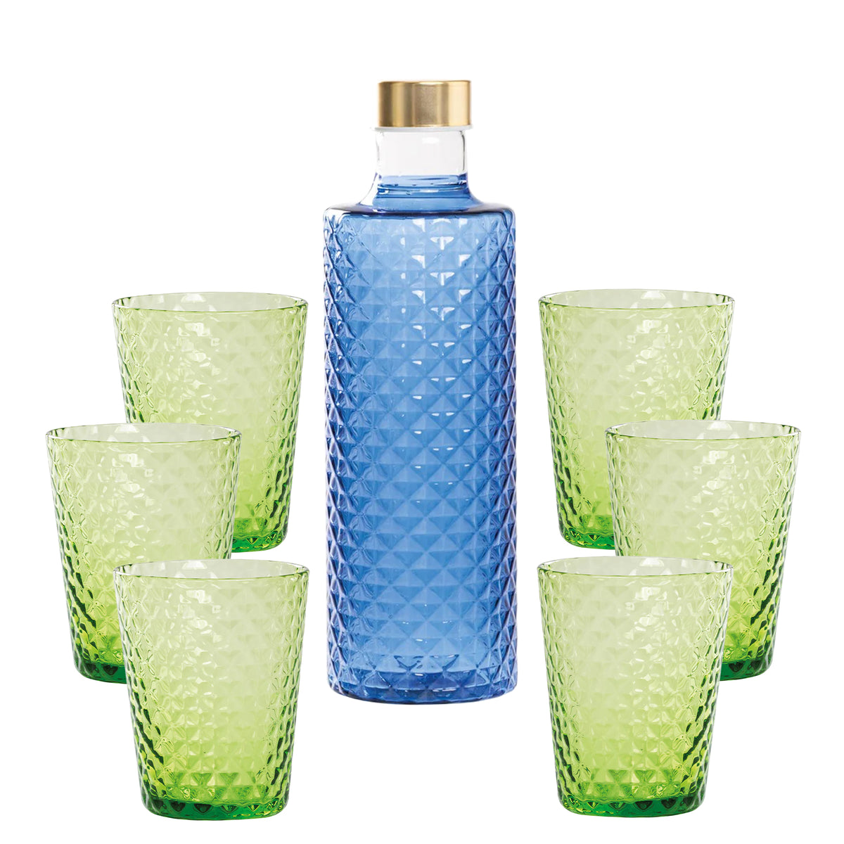 Botella azul con tapón dorado rodeada de seis copas verdes transparentes de forma geométrica.