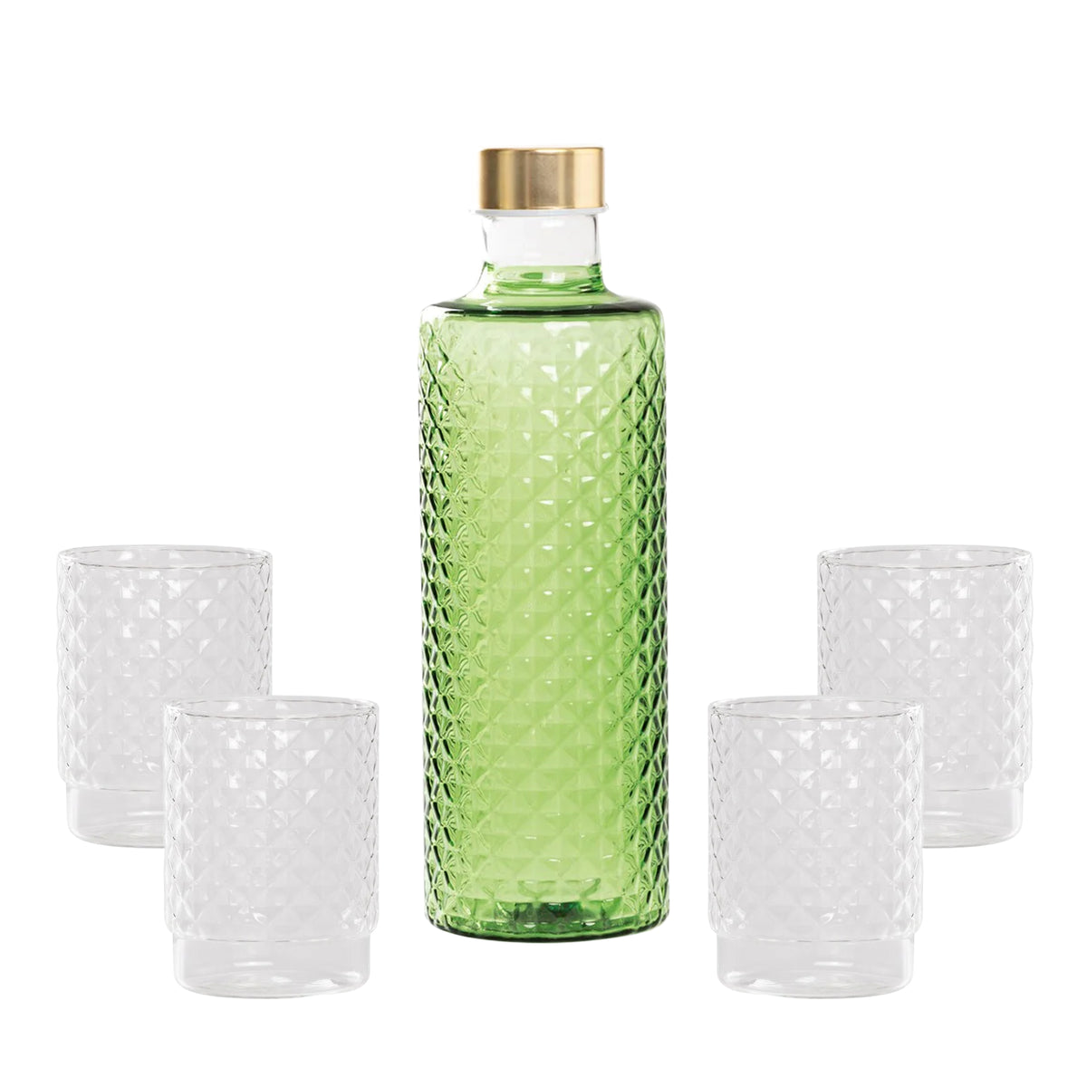 Bottiglia verde con tappo dorato e tre bicchieri trasparenti, tutti con decorazione a rilievo. Ambiente neutro.
