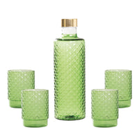 Bottiglia di vetro verde con tappo dorato e quattro bicchieri coordinati, tutti decorati con un motivo a rombi.