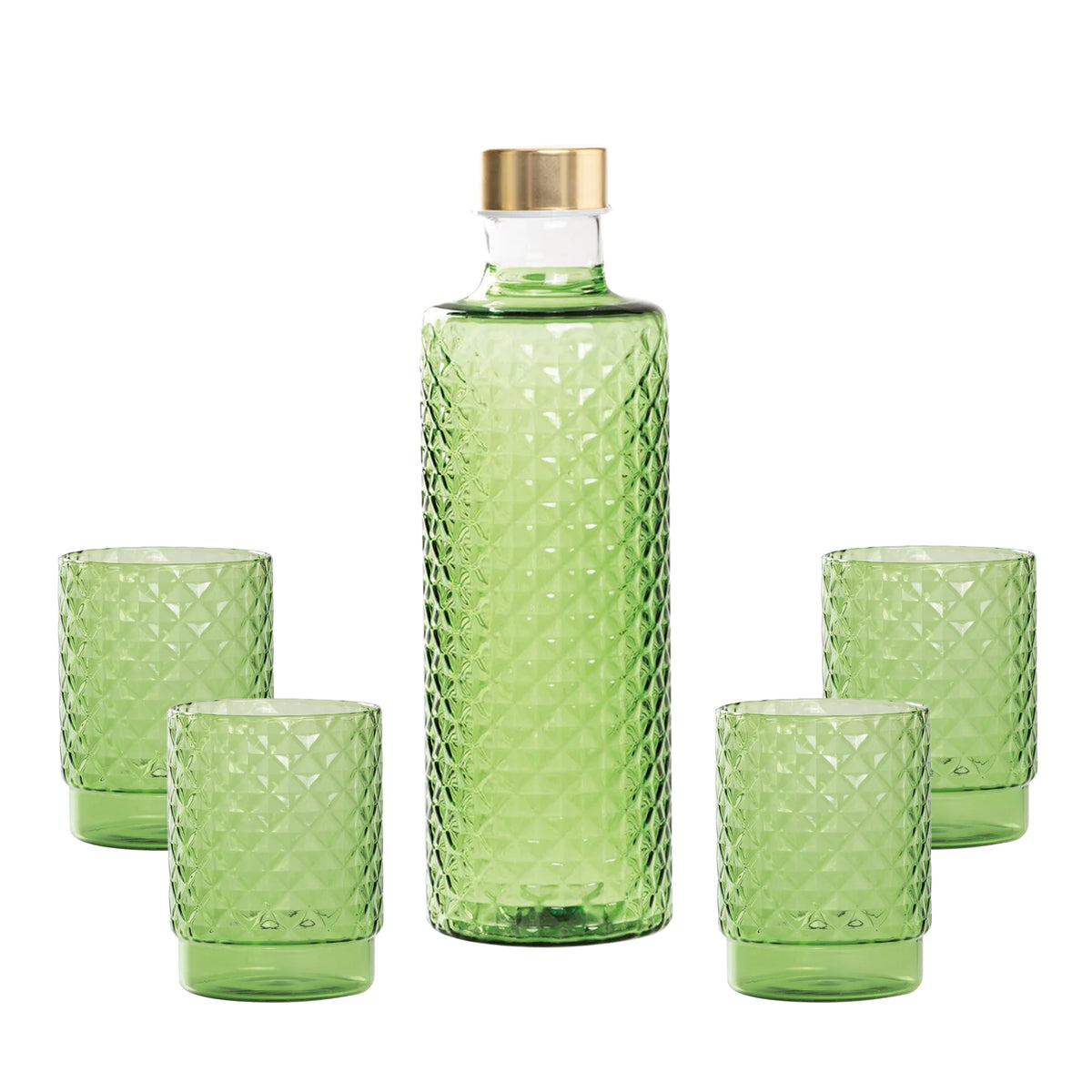 Bottiglia di vetro verde con tappo dorato e quattro bicchieri coordinati, tutti decorati con un motivo a rombi.