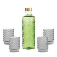 Bottiglia verde con tappo dorato e quattro bicchieri grigi, tutti con un motivo a diamante.