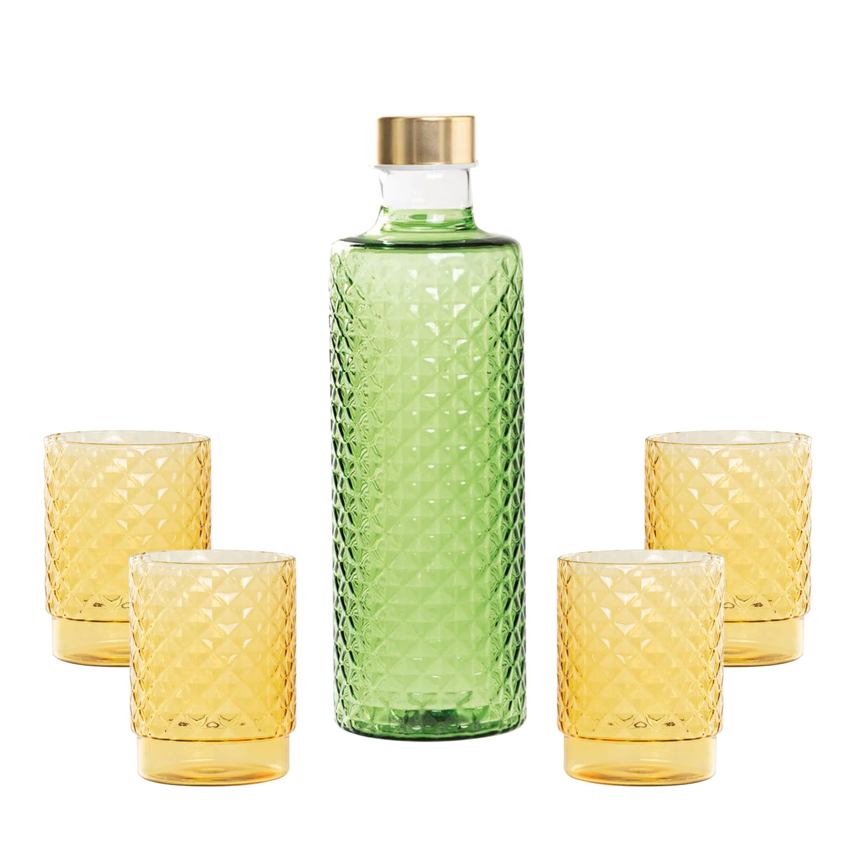 Bottiglia verde con tappo dorato e quattro bicchieri gialli, decorati con motivo a rombo, su sfondo bianco.