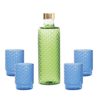 Bottiglia verde con tappo dorato, circondata da quattro bicchieri blu a forma cilindrica e decorati a rombi.