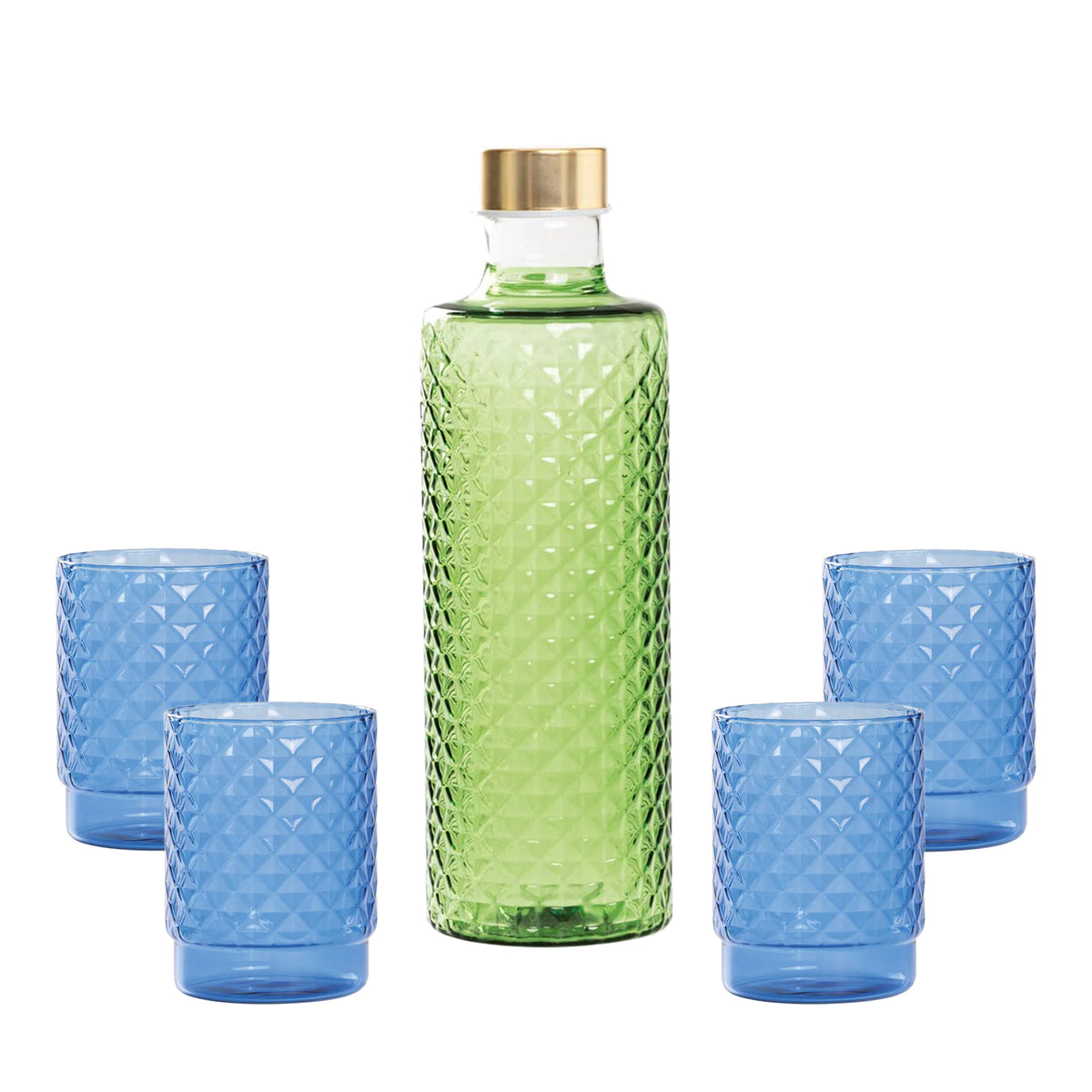 Bottiglia verde con tappo dorato, circondata da quattro bicchieri blu a forma cilindrica e decorati a rombi.