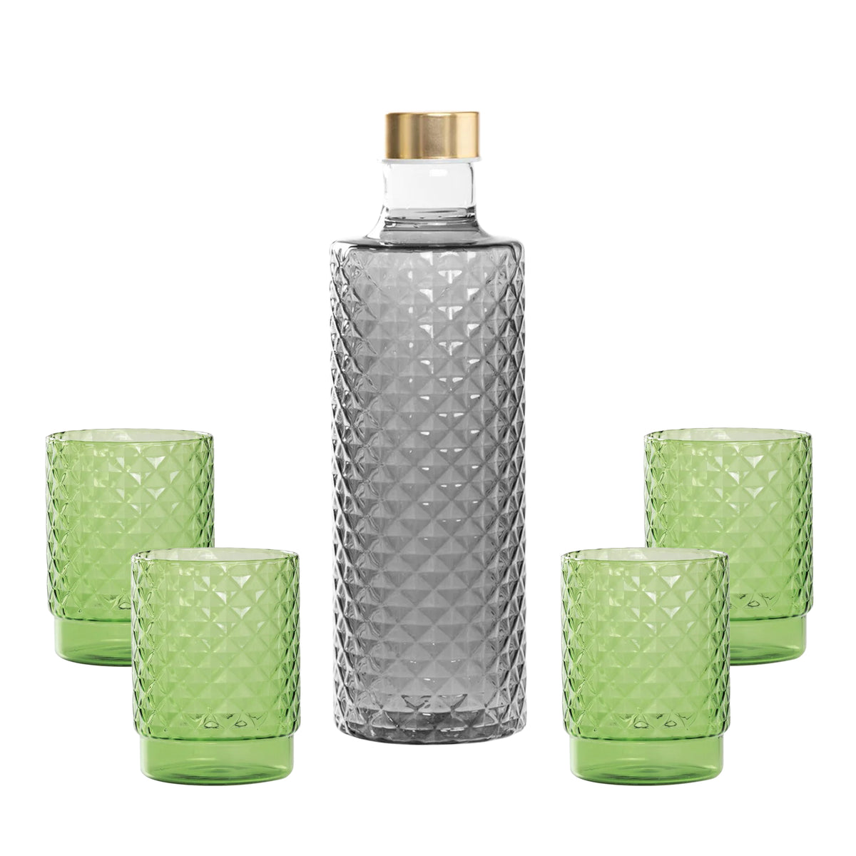 Decanter trasparente con tappo dorato circondato da quattro bicchieri verdi, tutti con una superficie a rombi.