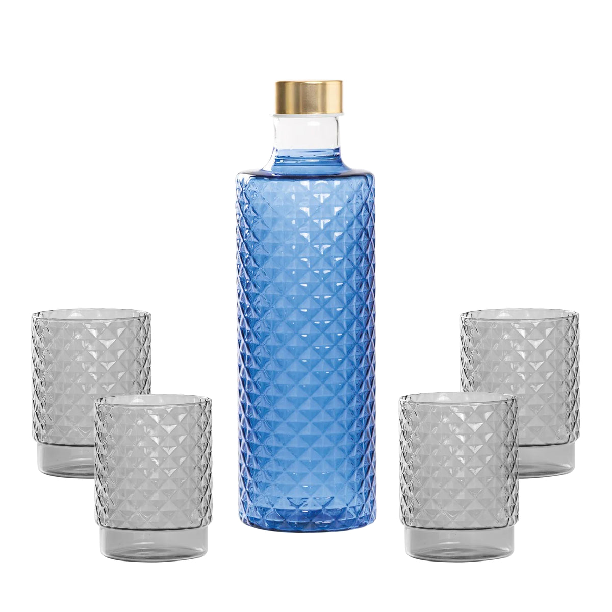 Bottiglia blu con tappo dorato circondata da quattro bicchieri trasparenti texturizzati. Sfondo neutro.