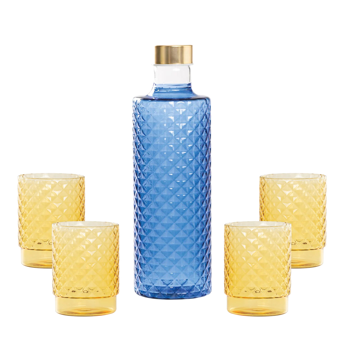 Bottiglia blu con tappo dorato e tre bicchieri gialli, tutti con una superficie a rombi. Sfondo bianco.