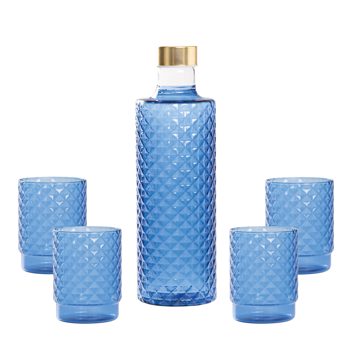 Bottiglia alta in vetro blu con tappo dorato e quattro bicchieri coordinati, tutti con motivo a diamante.