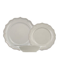 Drie lichtgrijze keramische borden met versierde randen: twee plat en een diep. Matte afwerking en elegante curves.
