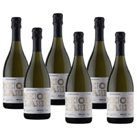 Sei bottiglie di vino spumante, con etichette chiare che riportano "Metodo Classico" ed "Extra Brut", collocate su uno sfondo neutro.