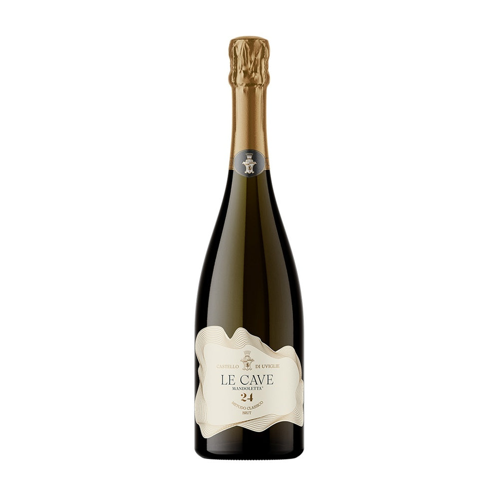 Botella de espumoso con etiqueta blanca y dorada, tapón de rosca dorado y logo central. Ambiente neutro.
