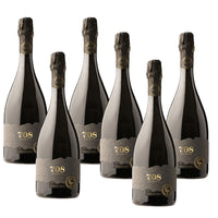 Zes mousserende wijnflessen met zwart-gouden label, op een rij op witte achtergrond.