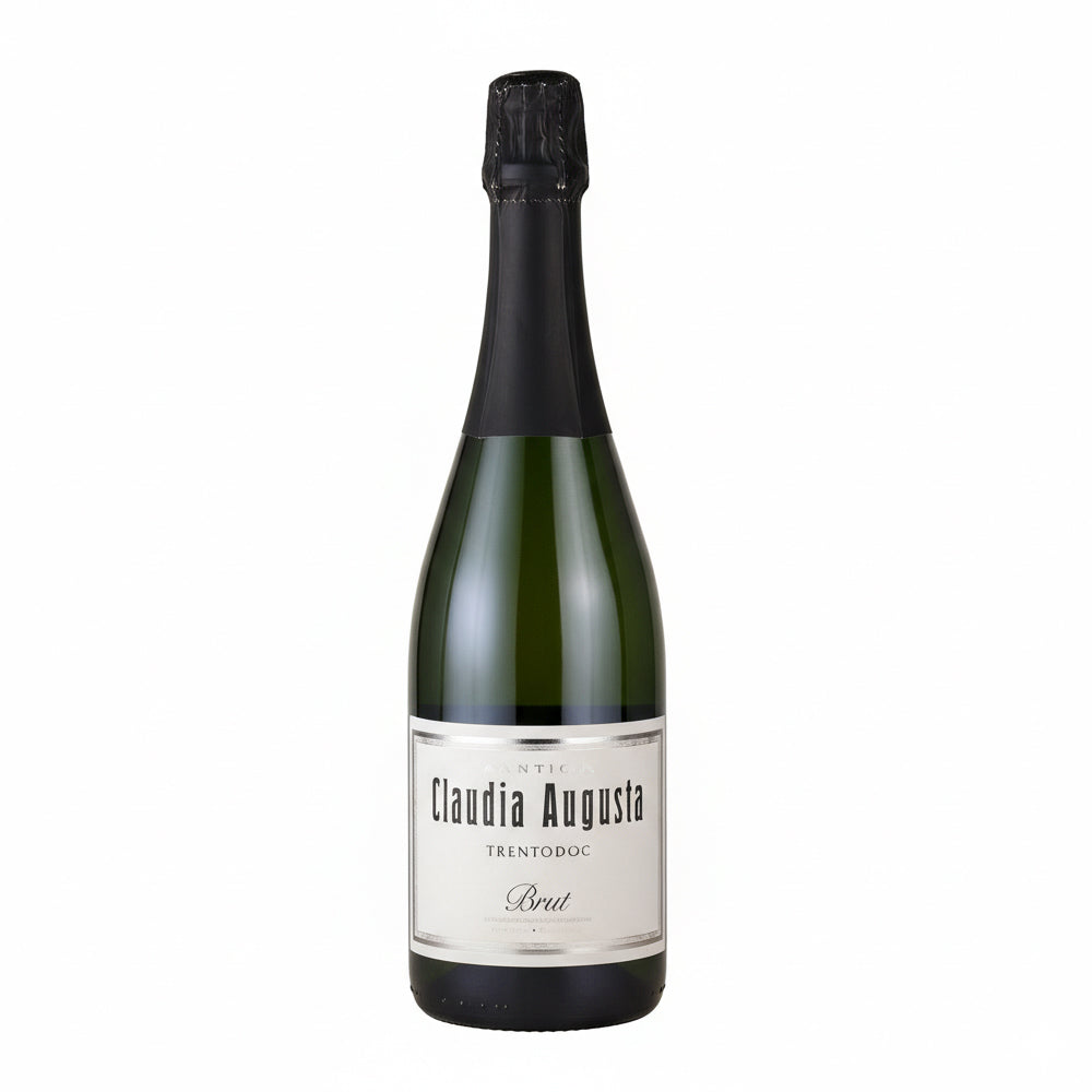 Botella de espumoso con etiqueta blanca y negra, conteniendo vino brut, tapón negro. Fondo blanco.
