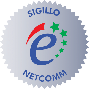 Sigillo rotondo grigio con il simbolo "e" blu, un elemento rosso e stelle verdi, con scritta "SIGILLO NETCOMM".