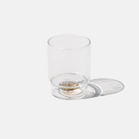 bicchiere trasparente cilindrico in vetro con fondo decorato colore bronzo su sfondo bianco con ombra laterale