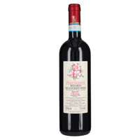 bottiglia di vino rosso Bonarda dell'Oltrepò Pavese con etichetta chiara decorata da fiori rosa e tappo rosso, sfondo bianco
