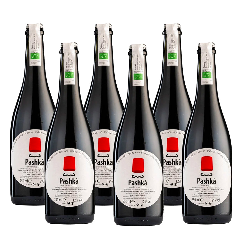 Six bouteilles de vin Pashkà, noires avec étiquette blanche et rouge, sur fond blanc.