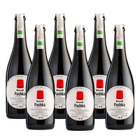 Six bouteilles de vin Pashkà, noires avec étiquette blanche et rouge, sur fond blanc.