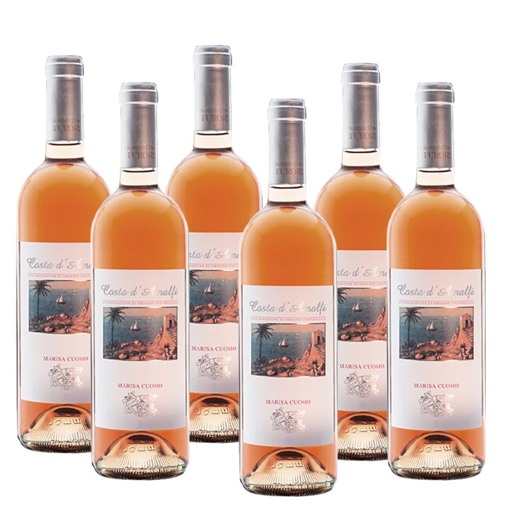 Bottiglie di vino rosato, etichetta "Costa d'Amalfi", con un'immagine di paesaggio marittimo, in un contesto ordinato.