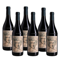 Sei bottiglie di vino rosso con etichetta raffigurante un volto maschile, toni marroni e neri, nome "Poderi Colla".