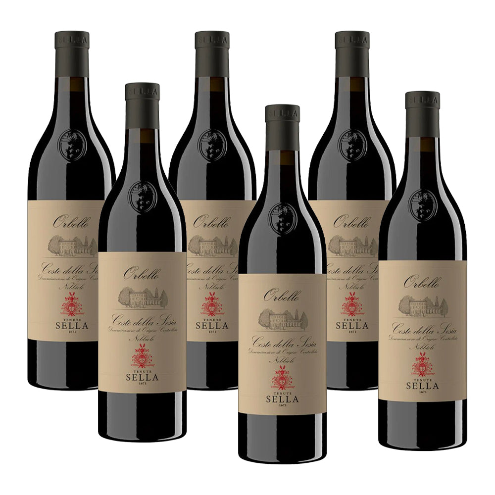 Sette bottiglie di vino rosso con etichette beige, dettagli in rosso e disegno di un castello, disposte ordinatamente.