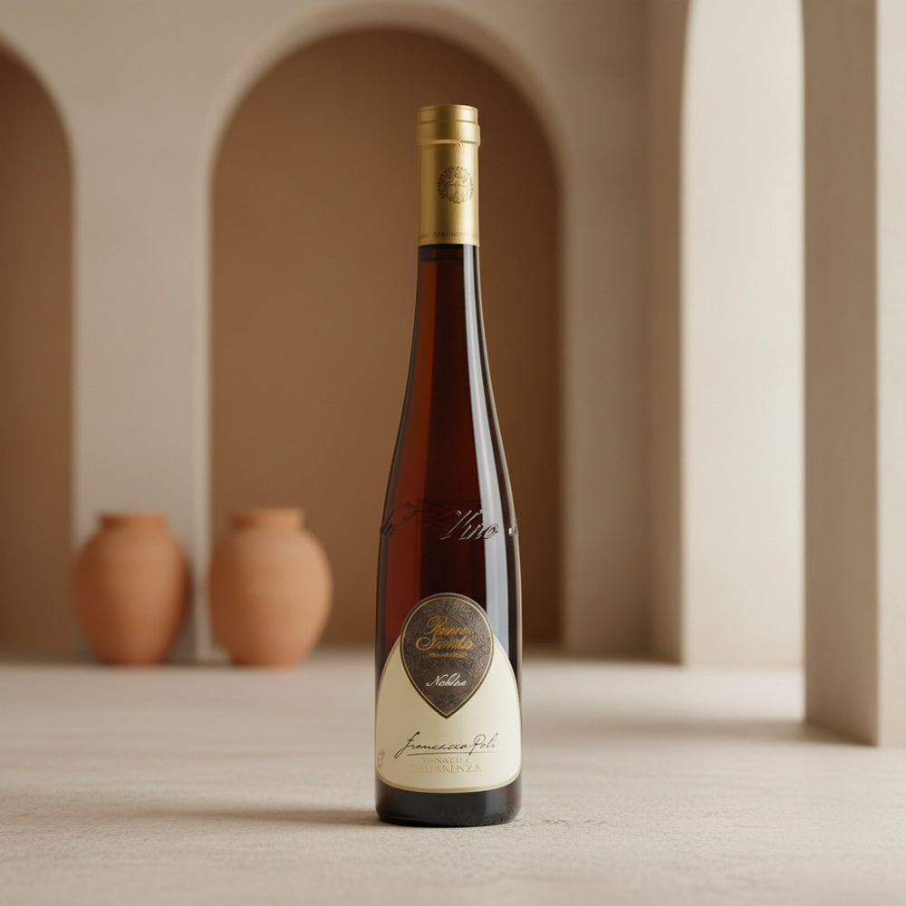 Bruine glazen fles met wit en gouden Francesco Poli label, twee ingegraven vazen op beige achtergrond met bogen.