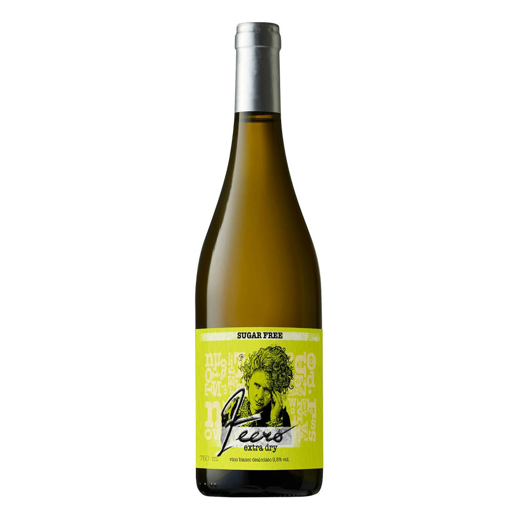 Bouteille de vin blanc avec étiquette jaune à motif de visage, texte Peero extra dry et bouchon argent