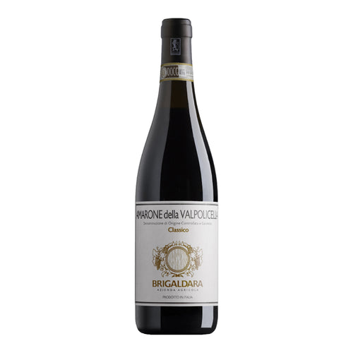 bottiglia di vino rosso Amarone della Valpolicella Classico Brigaldara con etichetta bianca e dettagli oro su sfondo bianco