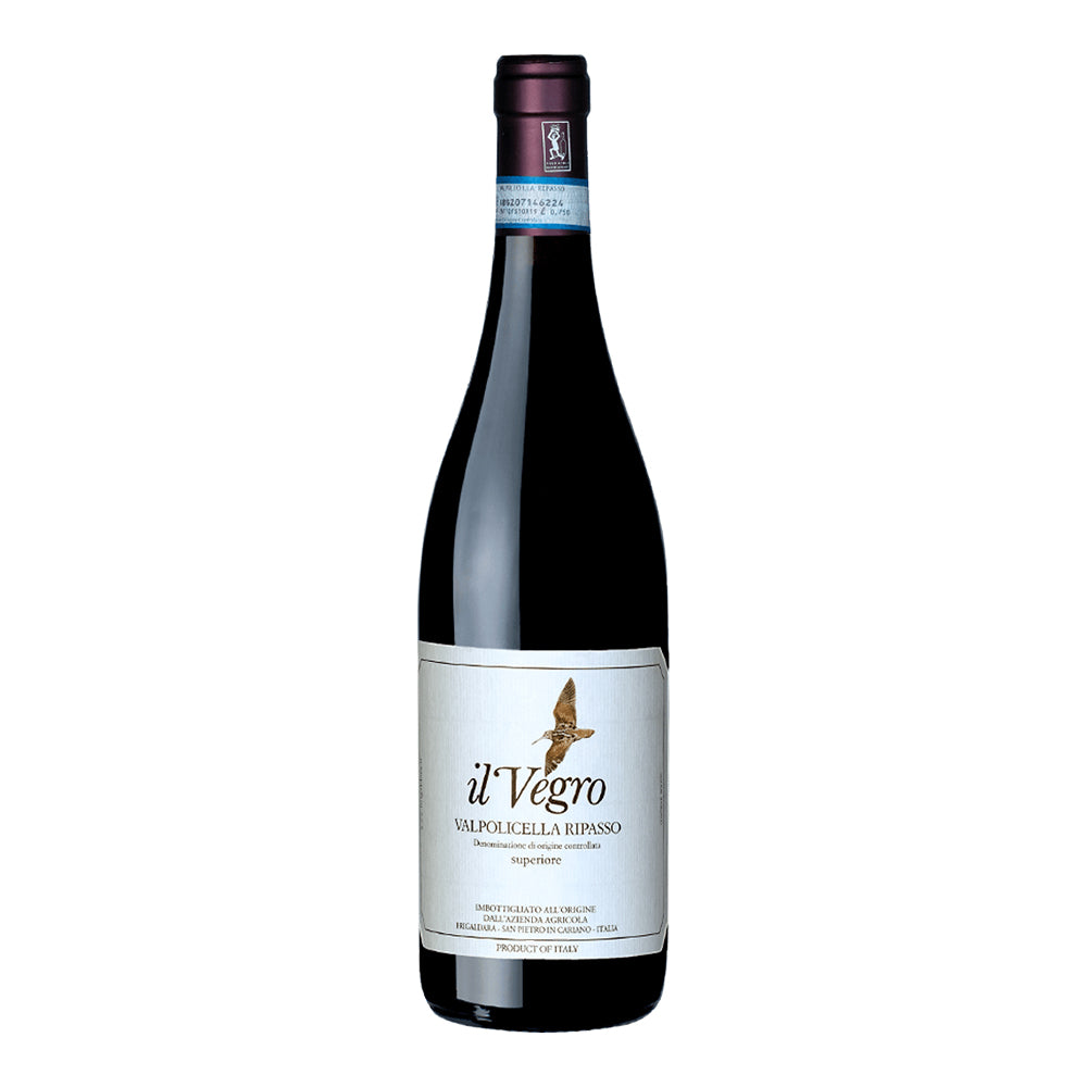 Bouteille de vin rouge avec étiquette blanche il Vegro Valpolicella Ripasso, dessin d'oiseau, fond blanc