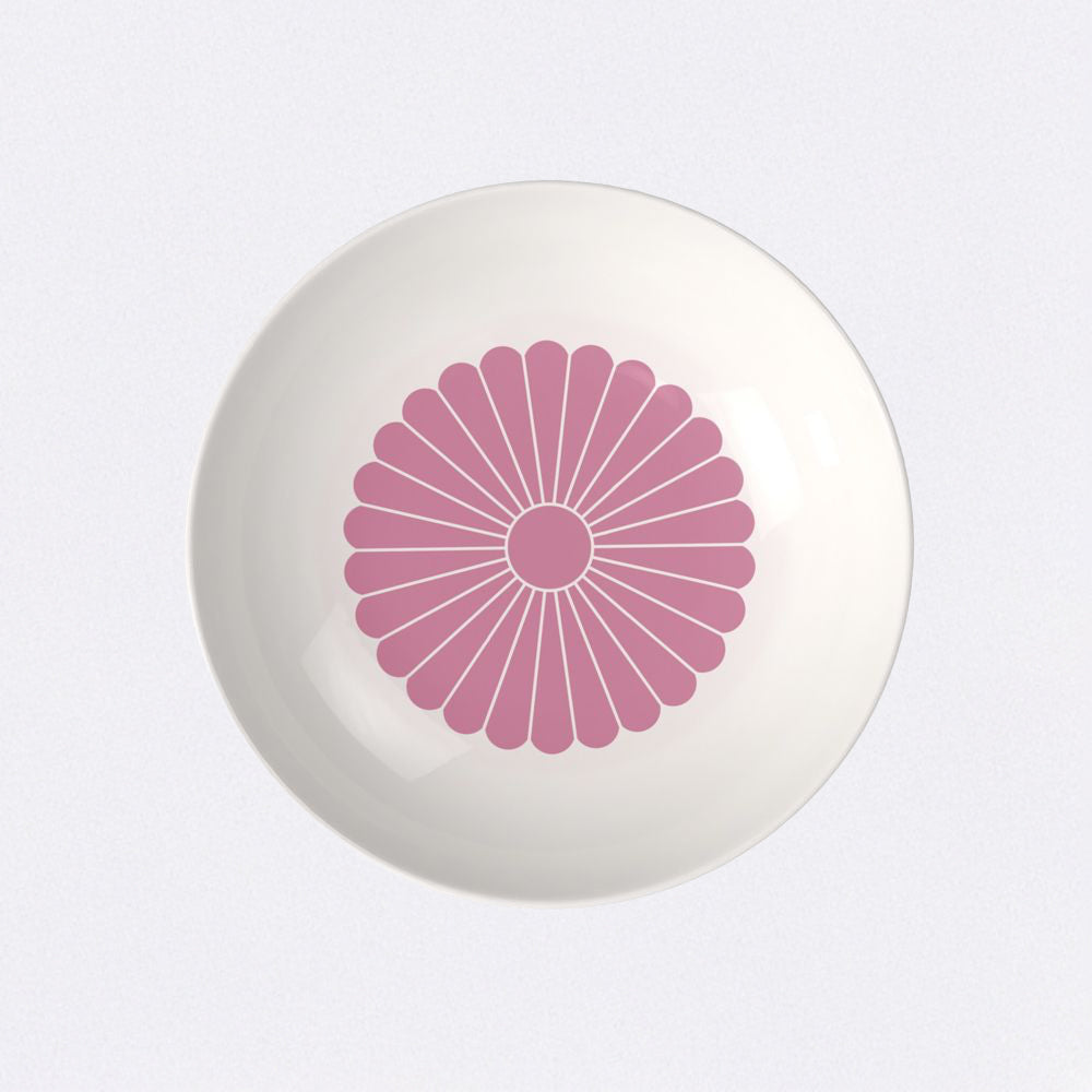 piatto fondo bianco in ceramica con decorazione centrale rosa a forma di fiore stilizzato su fondo bianco neutro