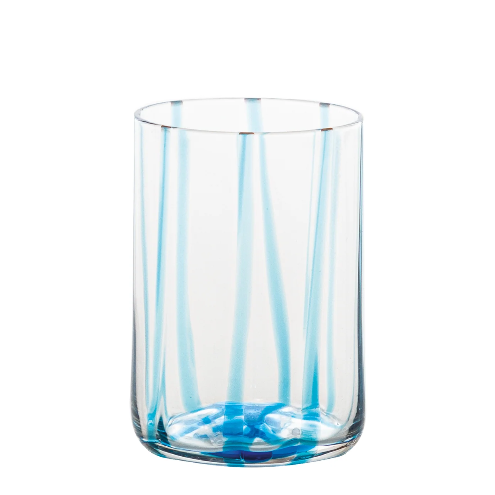 bicchiere cilindrico in vetro trasparente con striature verticali azzurre e base spessa, sfondo bianco neutro