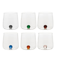 Zes transparante glazen bekers met ronde voet, elk met gekleurde bol onderaan in zwart, groen, rood, blauw, oranje en roze, witte achtergrond.