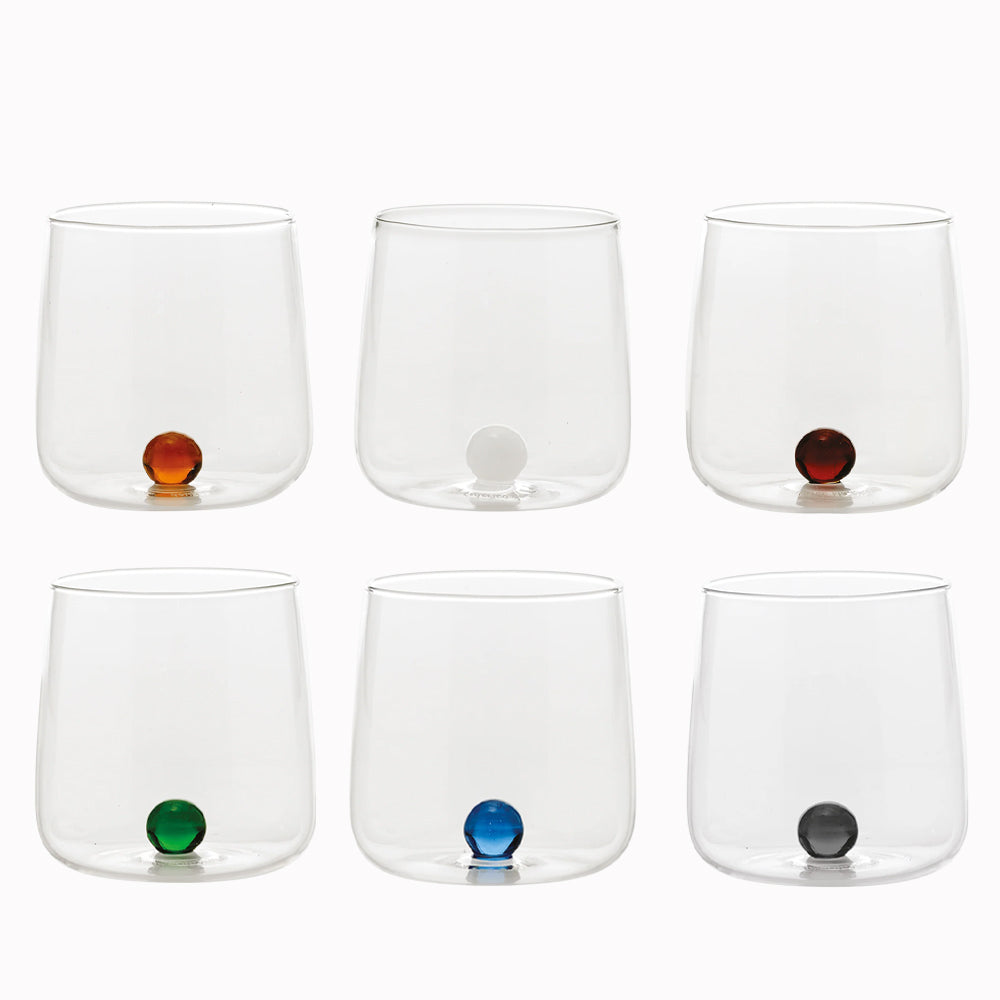 zes transparante glazen bekers met ronde voet, elk met een interne gekleurde glazen bol in oranje, wit, rood, groen, blauw en grijs