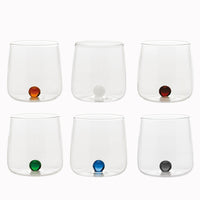 zes transparante glazen bekers met ronde voet, elk met een interne gekleurde glazen bol in oranje, wit, rood, groen, blauw en grijs