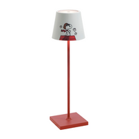 Lámpara de mesa con estructura fina y base cuadrada roja, pantalla blanca con dibujo de Snoopy en traje de aviador sobre una