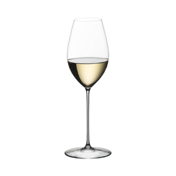 Calice di vetro trasparente con vino bianco chiaro, sfondo bianco isolato.
