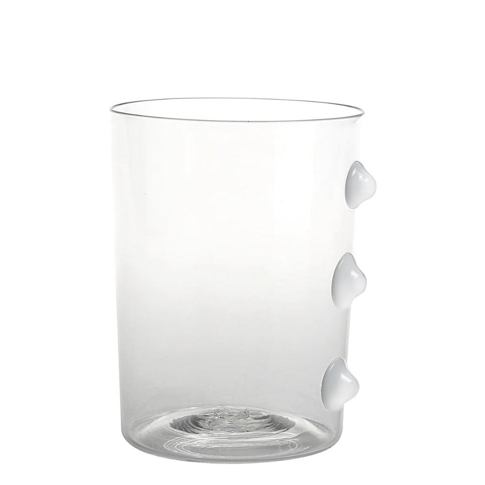 Verre transparent avec trois éléments saillants blancs sur le côté droit, forme cylindrique, matériau verre.