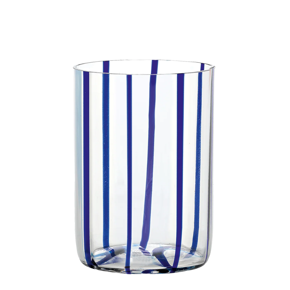 bicchiere trasparente in vetro con strisce verticali blu, forma cilindrica leggermente arrotondata, sfondo bianco