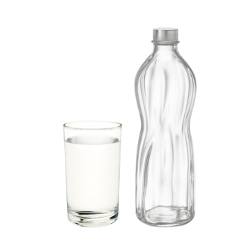 Bottiglia di vetro trasparente con tappo metallico e bicchiere pieno d'acqua su sfondo bianco.