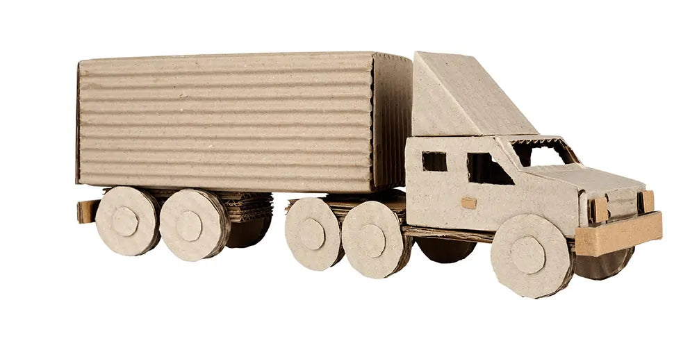Modèle de camion en carton ondulé et lisse marron clair, avec roues rondes et cabine