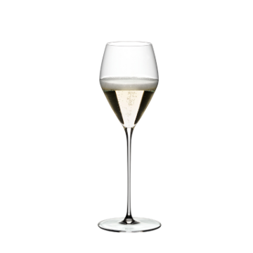 calice di vetro trasparente con liquido frizzante colore giallo chiaro e bollicine su sfondo bianco