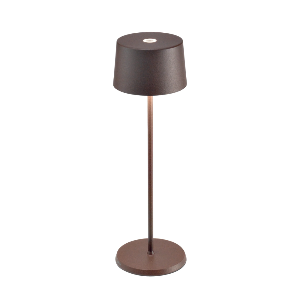 Lampada da tavolo marrone scuro con base e paralume cilindrici, con struttura sottile e materiale metallico opaco.
