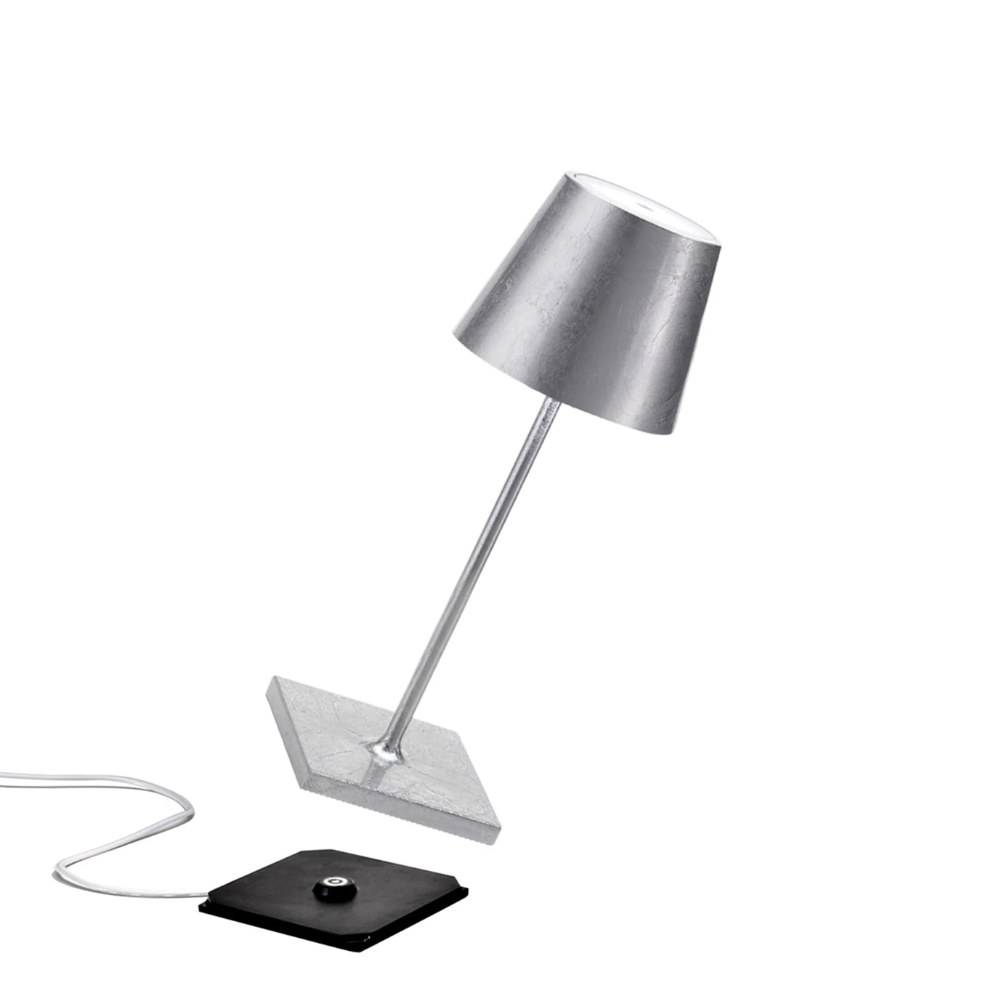 lampada da tavolo cromata con paralume a forma conica, base quadrata, interruttore nero e cavo bianco, sfondo bianco